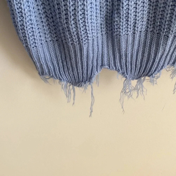 Main strip purple/blue distressed v-neck sweater size large - Picture 6 of 6